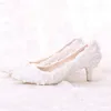 Comode scarpe da sposa in pizzo bianco con tacco piatto e perle bianche Scarpe eleganti da cerimonia nuziale per bouquet 2019 Ultime belle scarpe da donna