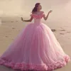 Prachtige prinses baljurk Trouwjurken Dream Jurk Bruidsjurken 3D Handgemaakte Bloemen Off The Shoulder Luxe Roze Quinceanera-jurken