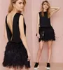 2022 Sexy Little Black Girls Feather Party Sukienki Koktajl Suknie Wieczór Mini Backless Satin Moda Krótki Formalny Homecoming Dla Kobiet