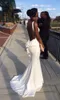 セクシーなアラビアのアフリカのイブニングドレステーマの白いアイボリージュエルネックノースリースの背中のないフィットイブニングドレスフリル付きのProd Downs