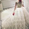 Luxury Wedding Ball Gowns Chapel Train Sheer Crew Neckline Lace Handgjorda Blommor 3D-Floral Appliques Over Kjolar Långärmad Bröllopsklänning