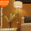 Hem Familj Hotell Dekoration med Fjäder Golvlampor Skugga E27 Lamphållare Standardlampa LED Light Crystal
