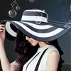 Venta al por mayor-Moda Verano BlackWhite Sombrero ancho plegable Mujeres Rayas Floppy Hat Vacation Beach