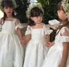 Härlig Vit Kortärmad Blomma Flicka Klänningar För Bröllop Lace Applique Sheer Neck Princes Flickor Pageant Gowns Kids Communion Dresses