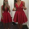 2017 Barato Sheer Profundo Decote Em V Curto Wed Convidado Cocktail Dresses Cetim Vermelho Drapeado Espartilho Formal Especial Prom Party Vestidos