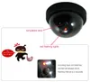 ダミーワイヤレスセキュリティの偽のカメラの模擬ビデオ監視CCTVドーム赤のモーションセンサー検出器LEDライトホーム屋外屋内電池の電源を入れました