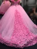 Eleganti abiti da ballo rosa rosa Abiti Quinceanera con spalle scoperte Fiori fatti a mano Lunghi dolci sedici anni Abiti da cerimonia per ragazzi Prom