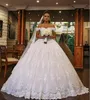 Abiti da sposa arabi Dubai con spalle scoperte in pizzo e scollo a barchetta 2017 Abiti da sposa da sposa eleganti con applicazioni lunghe da cattedrale su misura EN9264