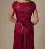 Vintage Dark Red Lace Modest Bridesmaid Klänningar med Cap Sleeves Lång golvmantel Enkel Bröllopsfest Klänningar Maids of Honor Dresses