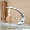 Groothandel en detailhandel luxe elegante C gebogen badkamer wastafel kraan single handvat gat ijdelheid sink mixer tikken warme en koude mixer