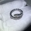 Märke Snake Style Wedding Band Ring för Kvinnor Pave Set 5A Zircon Crystal Bijoux White Gold Fyllda Engagement Bridal Rings