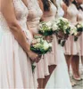 新しい安い短国の赤ちゃんのピンクの花嫁介添人のドレスは結婚式シフォンイリュージョンレースアップリケ膝の長さサッシの膝の長編
