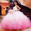 Heiße weiße und rosa Quinceanera-Kleider 2019 Ballkleider Organza Perlen Rüschen Vestidos De 16 Anos Günstige Quinceanera-Kleider Kostenloser Versand