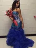 Bling Royal Blue Mermaid Prom Klänningar Arabiska Formella Kristaller Beaded Sequins Lace-Up Organza Ruffles Court Train Pageant Party Gowns