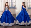 Klänningar Royal Blue Flower Girl Dresses Square With Gold Applique Girls Cupcake Dress Back dragkedja med Bow Satin Aline golvlängd Pagean