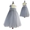 Billiga 3d blommiga applikationer Tulle Flower Girl Dress Bead One Shoulder Girls Pageant Klänningar Grå Enkla Formella Kappor För Strand Bröllop