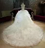 Luxury 2017 Crystal Beaded Lace Ball Gown Cathedral Tåg Bröllopsklänningar Bling Sequin Appliqued Long Puffy Bridal Gowns Custom Made EN9216