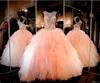 2021 الخوخ بلينغ quinceanera الكرة ثوب فساتين منتفخ تول الكشكشة المتدرج كريستال مطرز الحلو 16 حزب اللباس حفلة موسيقية فساتين السهرة الجوف مرة أخرى زائد الحجم