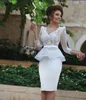 Robes de cocktail ajustées Illusion corsage col en V pure dentelle manches longues haut court peplum gaine robes de soirée formelles avec appliques