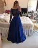 로얄 블루 롱 슬리브 댄스 파티 드레스 오프 장식 어깨 장식 비즈 페리도트 새틴 바닥 길이 등받이 공식적인 이브닝 가운 2017 가장 최근의 여성 Vestidos