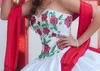 Vintage 2019 Branco e vermelho Organza Cascading Ruffles Bola Vestido Quinceanera Vestidos Barato Sweetheart Bordado Tiered Sweet 16 Vestido EN7119