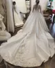 Abiti da sposa a maniche lunghe 2017 Abiti da sposa con scollo a barchetta in cristallo con applicazioni di pizzo Abiti da sposa in raso con strascico cattedrale Plus Size