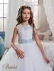 Barn Bröllopsklänningar 2021 Med Tiered Kjol och Beaded Belt Appliques Tulle Ball Gown Flower Girls Grows för små tjejer