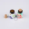 20 x Nuovo arrivo 2ml Mini bottiglia di vetro ambrato + Fiore Desigh Argilla polimerica Decorato Campione Display Vaso Colori diversi a caso