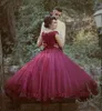 2021 빈티지 Burgundy Quinceanera 공 가운 드레스 아가씨 캡 슬리브 레이스 아플리케가 긴 달콤한 16 개의 푹신한 파티 저녁 댄스 파티 가운