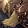 Off Shoulder Tiered kjolar 2019 Bröllopsklänningar Halva ärm Lace Applique Pärlor Brudklänningar svep Train Crystal Vintage Beach Wedding Dress
