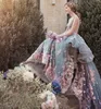 فساتين زفاف حديقة فاخرة 2018 الربيع Catherdral قطار فستان الزفاف مع 3D يزين الدانتيل الزهرية الزهور اليدوية عميق الخامس الرقبة