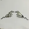 2pcs سيارة الحصان المعدني الشارة الشارة الشارة الحجم 75x28 -1mm لون الفضة الذهب الأسود ملاءمة للسيارات الولايات المتحدة فورد فورد موستانج an206b