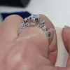 Anelli a fascia Whole-Victoria Wieck Gioielli da fidanzamento da donna Tre pietre da 7 mm Topazio Diamante simulato 10KT Oro bianco riempito Weddin341x