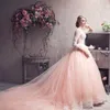 Lindo 2018 Blush Rosa Branco Rendas 3/4 Mangas Compridas Princesa Vestidos De Casamento Romântico Tripulação Pescoço Lace Hem Catedral Trem Vestidos de Noiva