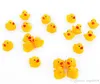 Sons de jouet de canard de canard de salle de bain pour bébé de haute qualité Mini les canards en caoutchouc jaunes Small Duck Toy Enfants nageant les cadeaux de plage EMS Shippin2076095