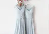 Klassieke goedkope lange bruidsmeisje jurk v-nek ruches chiffon baby blauwe mouwloze vloer lengte meid van eer jurken met sjerp op maat gemaakt