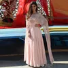 Blush Pink Indian Arabic Kaftan Abiti da sera da donna con involucro Sheer Beaded Cape Saresuit Custom Make Occasioni formali Prom Party Gown