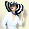 Venta al por mayor-Moda Verano BlackWhite Sombrero ancho plegable Mujeres Rayas Floppy Hat Vacation Beach