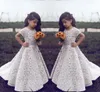 Dantel Çiçek Kız Elbise Düğün Vintage Jewel Kısa Kollu Için Bir Çizgi Kızlar Pageant Elbise Sweep Tren Çocuklar Doğum Günü Balo Elbise ...