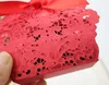 100pcs Flor hueca Caja de dulces Rojo o marfil Cumpleaños Boda Favor de Boda Favor de Cajas de Regalo de Chocolate Diseño único Nuevo