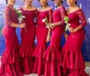 Nigeria Mermaid Bridesmaid Dresses Beaded Sheer 3/4 Ärm Tiered Ruffles Red Lace Plus Storlek Anpassade Klänningar Sexig Afrikansk Maid of Honor Dress