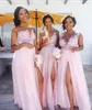 Rosa Chiffon High Split Brautjungfernkleider 2018 Sheer Neck Lace Applikationen Lange Hochzeit Gast Formelle Partykleider Bodenlanges Frauenkleid