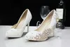 Luxo Pearls Ivory Wedding Shoes para Cristais de noiva Prom Saltos Altos Clover Rhinestones Plus Size Sapatos de dedo pontiagudos 285D