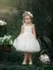 Weiß billiges einfaches Design Blumenmädchen Kleid Spitzen Applikationen Festzug Mädchen Kleider Tüll Knie Länge kleine Brautkleider