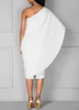 Weiße Cocktailkleider mit einer Schulter, Etui-Stil, knielang, kurze Ballkleider mit Cape-Rückenschlitz, Abendparty-Kleider321S