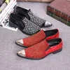 Moda Mężczyzna But Moda Czerwona Skóra Rhinestone Sukienka Buty Mężczyźni Szpiczasty żelaza Toe Business Party Shoes Mężczyzna Osobowość Suknia ślubna Buty dla człowieka