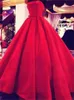 2017 Prom Klänningar Röd Strapless Ruched Backless Floor Längd Satin Ball Gown Ruffy Vestidos De Fiesta Sash Bow Party Dress Aftonklänningar