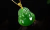 Gebruik je handen om een ​​jade te maken - grote buik Boeddha (amulet) met een gouden ketting. Kettinghanger