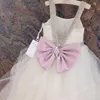 2017 Flower Girls Abiti per matrimoni Perline Spaghetti Pieghettato Tulle Carino Fiocco rosa Abiti da prima comunione Ragazze Abiti da spettacolo economici