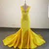 Nuovo stile giallo Il nostro designer Abiti da sera lunghi con scollo a V a sirena in raso con pieghe Abiti da ballo realizzati su misura